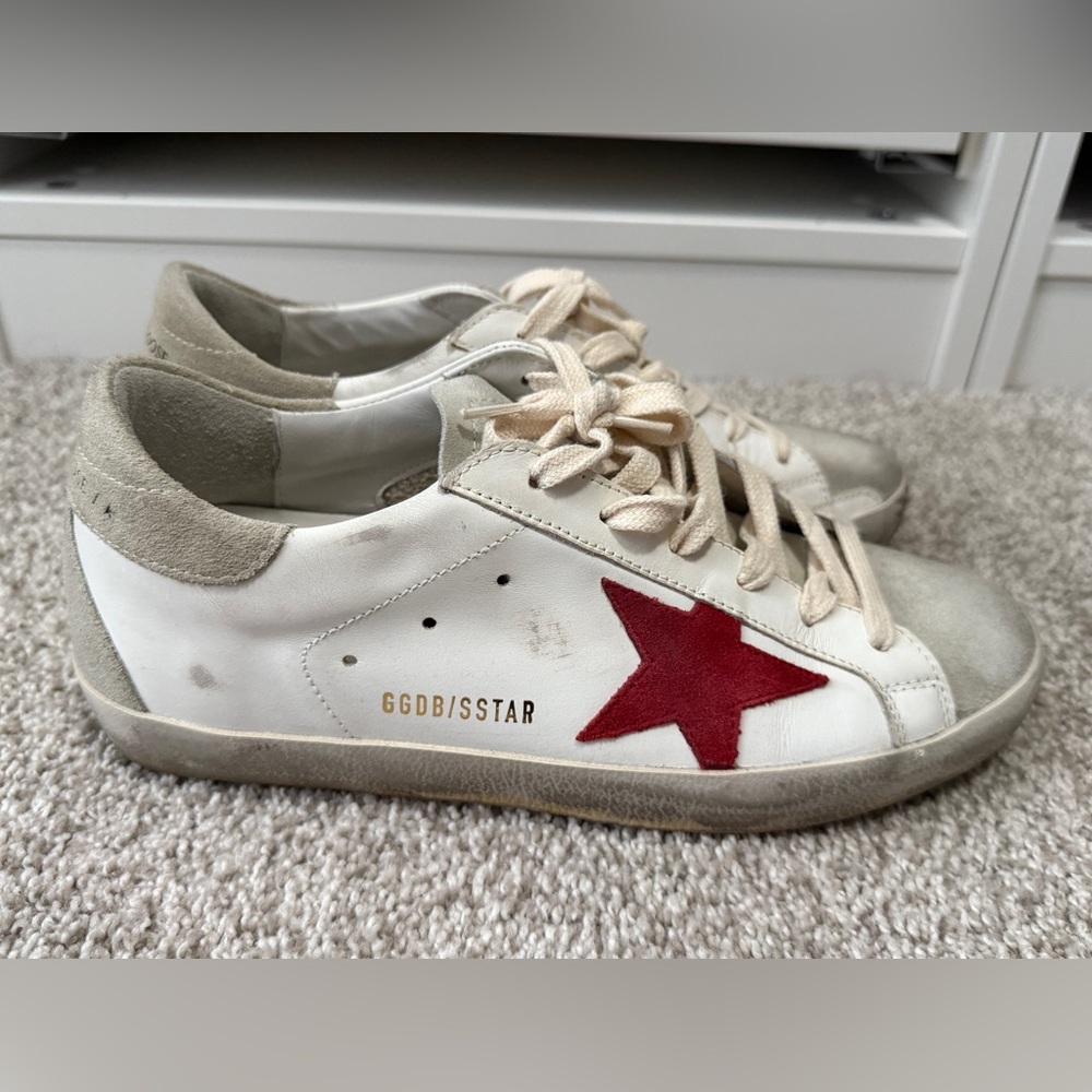Golden Goose
SKU: 231264F12806504
White & Gray Super-Star Sneakers